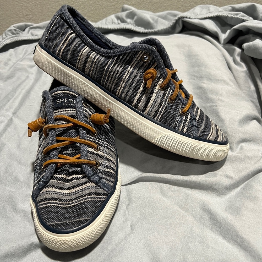 Sperry sz 7.5 Navy Striped denim Sneakers with Brown Laces